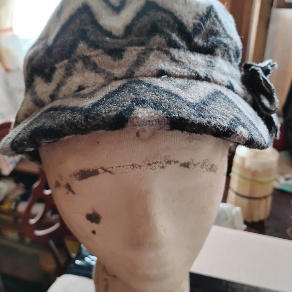 Chic Women's Zigzag Patterned Cap - image 3